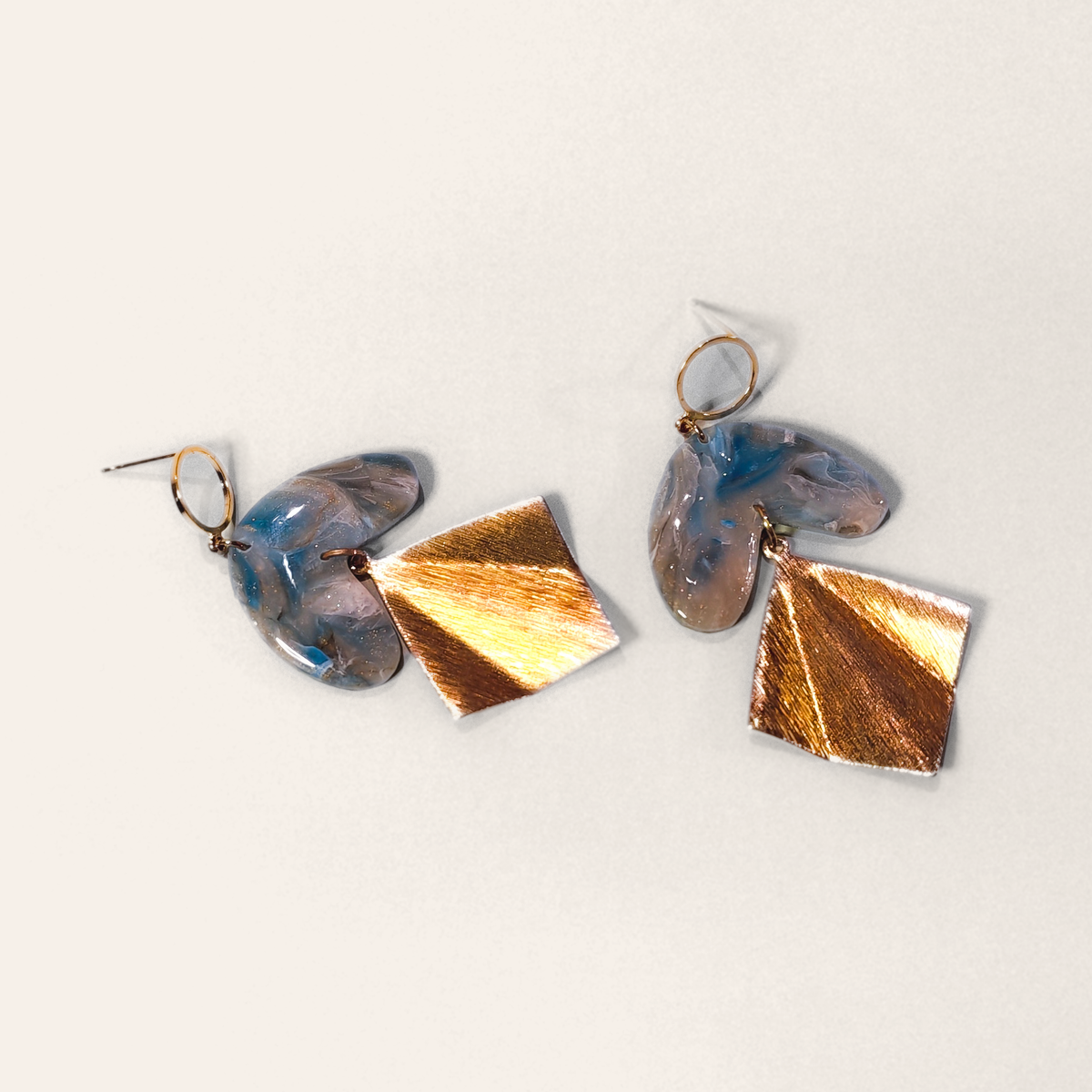 Blaue Marmor-Ohrringe aus Polymerton mit goldenem geometrischem Anhänger