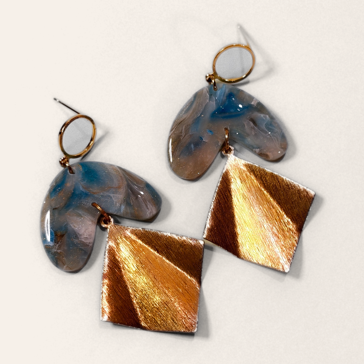 Blaue Marmor-Ohrringe aus Polymerton mit goldenem geometrischem Anhänger