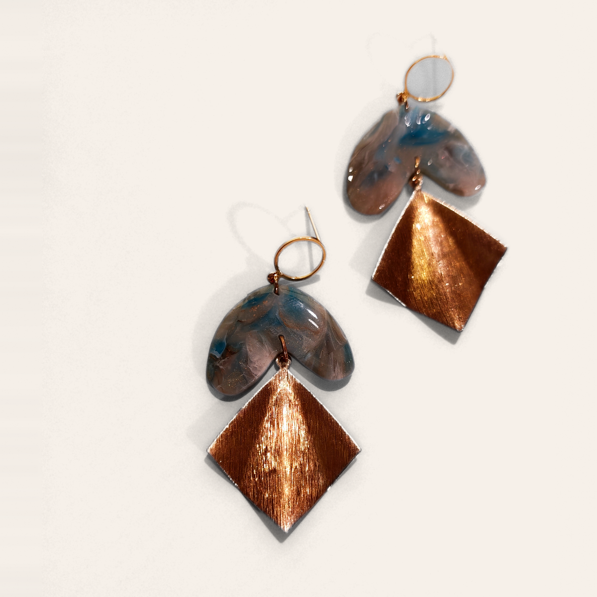 Blaue Marmor-Ohrringe aus Polymerton mit goldenem geometrischem Anhänger