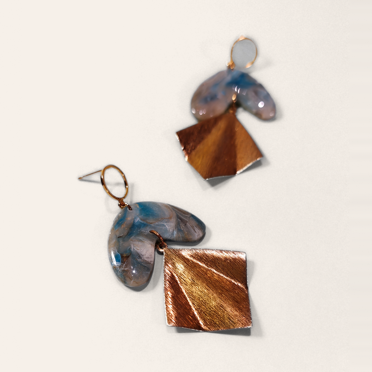 Blaue Marmor-Ohrringe aus Polymerton mit goldenem geometrischem Anhänger