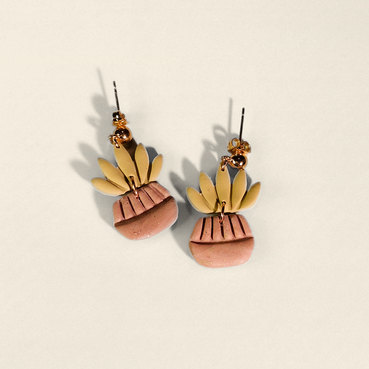 Kaktus-Ohrstecker – Handgefertigter Polymerton, goldene Ohrstifte