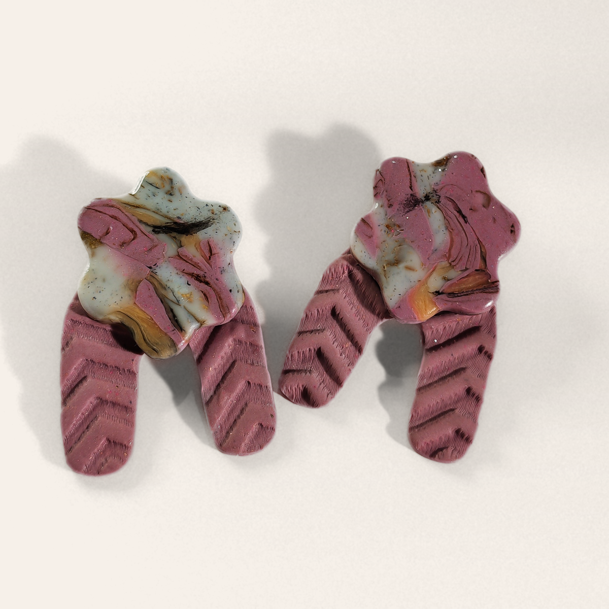 Rosa marmorierte Statement-Ohrringe mit Struktur – Polymerton